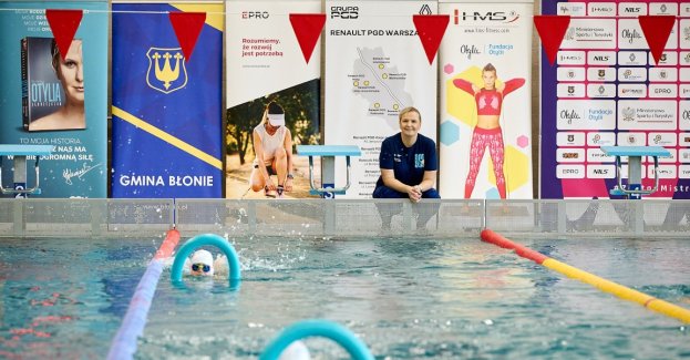 Zajęcia na pływalni i w hali sportowej dla dzieci oraz wykłady z dietetyki i psychologii dla rodziców – tak wyglądała sportowa niedziela w Błoniu pod Warszawą. W imponującym Centrum Sportu w tym mieście odbyła się kolejna tegoroczna odsłona akcji Otylia Swim Tour. – Bardzo się cieszę, że mimo niedzieli hala w Błoniu jest wypełniona młodymi adeptami pływania i ich rodzicami – mówi Otylia Jędrzejczak, która wymyśliła i wraz ze sztabem kilkunastu trenerów od wielu lat realizuje warsztaty pływackie.